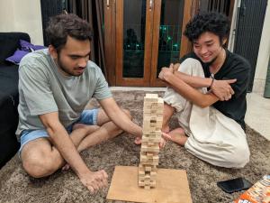 zwei Männer spielen mit einem Brettspiel aus Holz in der Unterkunft Guten Tag Kolkata in Kalkutta