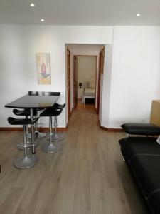 een kamer met een tafel en stoelen in een kamer bij Beach House in Póvoa de Varzim