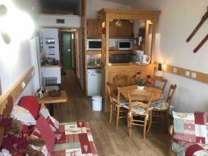 Kuchyňa alebo kuchynka v ubytovaní Appartement La Marmotte, Arc 2000 + 21 fotografií