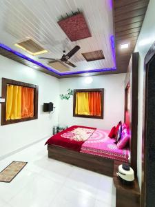 een slaapkamer met een bed in een kamer bij Krishna Niwas in Mahabaleshwar