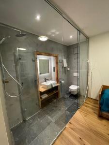 Koupelna v ubytování appartementsKOFLER + 37 fotografií
