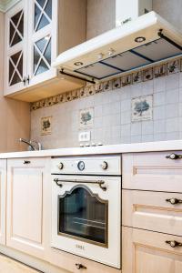 uma cozinha com um fogão branco e um forno em Lustica Apartments Marina em Tivat