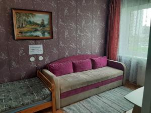 a couch in a room with a painting on the wall at Narva Econom in Narva