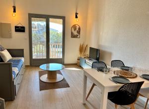 a living room with a couch and a table at Appartement Duplex 4pers Climatisé - Location Valadié Camargue in Saintes-Maries-de-la-Mer