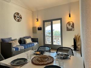 a living room with a table and a bed at Appartement Duplex 4pers Climatisé - Location Valadié Camargue in Saintes-Maries-de-la-Mer