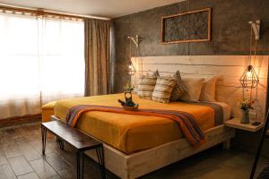 Un dormitorio con una cama grande y una ventana en Casa Flora Handmade Hotel, en Atlixco