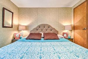 1 dormitorio con 1 cama grande y colcha azul en Home on Jordan Lake with Shared Dock and Boat Slip! en Wetumpka