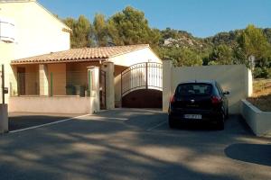 samochód zaparkowany przed domem w obiekcie Studio entre Aix et Marseille w mieście Bouc-Bel-Air