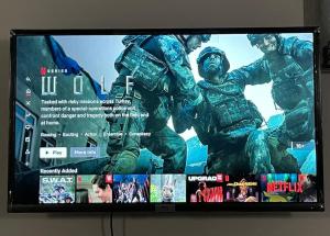 a television screen with a video game on it at Petit paradis pour 2 personnes in Garges-lès-Gonesse