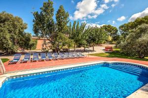 Bazén v ubytovaní Catalunya Casas Country Chateau for 22 persons - close to Sitges! alebo v jeho blízkosti