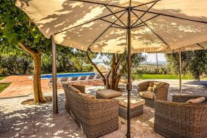 Bazén v ubytovaní Catalunya Casas Country Chateau for 22 persons - close to Sitges! alebo v jeho blízkosti