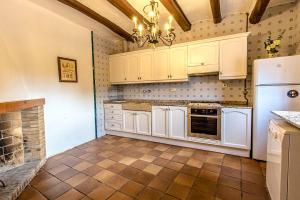 Kuchyňa alebo kuchynka v ubytovaní Catalunya Casas Country Chateau for 22 persons - close to Sitges!