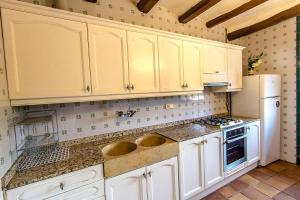 Kuchyňa alebo kuchynka v ubytovaní Catalunya Casas Country Chateau for 22 persons - close to Sitges!