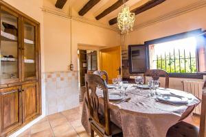 Televízia a/alebo spoločenská miestnosť v ubytovaní Catalunya Casas Country Chateau for 22 persons - close to Sitges!