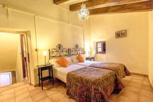 Posteľ alebo postele v izbe v ubytovaní Catalunya Casas Country Chateau for 22 persons - close to Sitges!