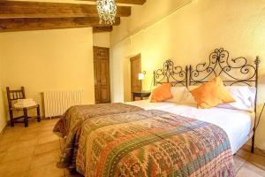 Posteľ alebo postele v izbe v ubytovaní Catalunya Casas Country Chateau for 22 persons - close to Sitges!
