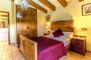 Posteľ alebo postele v izbe v ubytovaní Catalunya Casas Country Chateau for 22 persons - close to Sitges!