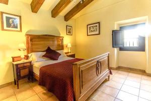 Posteľ alebo postele v izbe v ubytovaní Catalunya Casas Country Chateau for 22 persons - close to Sitges!