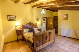Posteľ alebo postele v izbe v ubytovaní Catalunya Casas Country Chateau for 22 persons - close to Sitges!