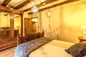 Posteľ alebo postele v izbe v ubytovaní Catalunya Casas Country Chateau for 22 persons - close to Sitges!