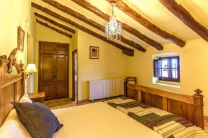 Posteľ alebo postele v izbe v ubytovaní Catalunya Casas Country Chateau for 22 persons - close to Sitges!