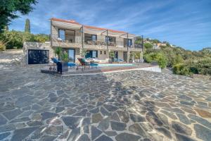 una imagen de una casa con un patio de piedra en Villa 250m 8 adultes 4 enf vue mer, en La Croix-Valmer