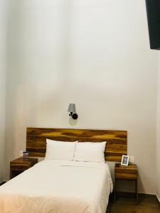 Een bed of bedden in een kamer bij Palacio de las Rosas