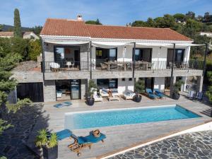 una vista aérea de una casa con piscina en Villa 250m 8 adultes 4 enf vue mer, en La Croix-Valmer