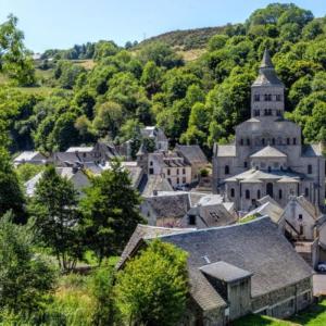 ein altes Dorf mit einer Kirche in der Mitte in der Unterkunft Iris, Gîte Saint Antoine, Orcival, entre Sancy et Volcans d'Auvergne in Orcival