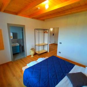 sypialnia z niebieskim łóżkiem w pokoju w obiekcie Agriturismo Incanto della Natura w mieście Cannara +37 zdjęć