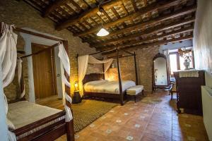Ένα ή περισσότερα κρεβάτια σε δωμάτιο στο Catalunya Casas Captivating Villa in the Vineyard close to Sitges +52 φωτογραφίες