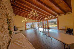 Μια τηλεόραση ή/και κέντρο ψυχαγωγίας στο Catalunya Casas Captivating Villa in the Vineyard close to Sitges