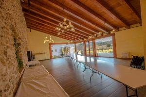 Bisbal del PenedèsにあるCatalunya Casas Captivating Villa in the Vineyard close to Sitgesの長いテーブルと椅子が備わる広い客室です。