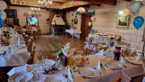 Restauracja lub miejsce do jedzenia w obiekcie Gniazdo w Felicjanowie