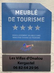 Une boîte de melville de tourer avec des étoiles sur elle dans l'établissement Les Villas d Onalou Kergastel, à Penvénan