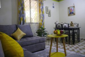 sala de estar con sofá y mesa en Stylish Cozy Home, en Mombasa