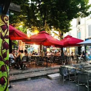 Reštaurácia alebo iné gastronomické zariadenie v ubytovaní Studio au coeur de Marseille