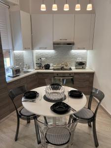 uma cozinha com uma mesa e cadeiras numa cozinha em Casa Pepi em Pesaro