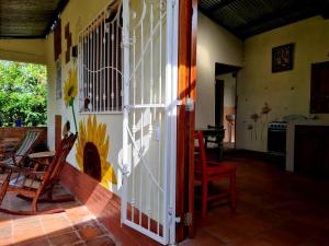 eine offene Tür zu einem Zimmer mit einer Küche in der Unterkunft Estación Biológica Agualí in Matagalpa