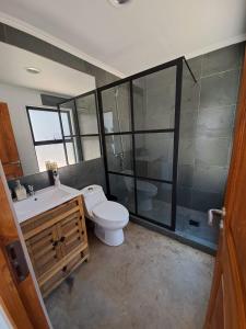 Bathroom sa Casa MORENA by Alto Curanipe