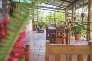 un patio con mesa, sillas y plantas en Estación Biológica Agualí, en Matagalpa