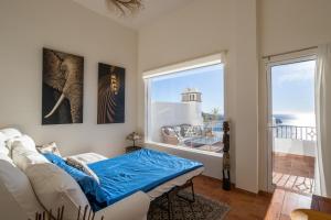 Una sala de estar con un sofá y una ventana grande. en Casa Segerlund, en Almuñécar 25 fotos más