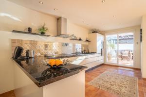 una cocina con encimera y fregadero en Casa Segerlund, en Almuñécar