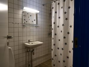 Koupelna v ubytování Sulisartut Højskoliat