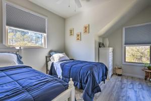 um quarto com 2 camas e 2 janelas em East Bay Vacation Rental with Dock! em Navarre
