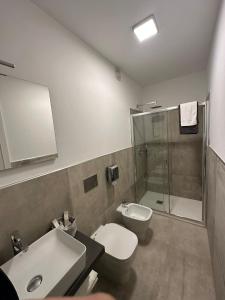 een badkamer met een wastafel, een toilet en een douche bij Volsci Rooms in Sora
