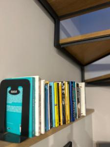 una fila de libros sentados en un estante en Volsci Rooms, en Sora