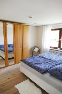 1 dormitorio con cama y vistas al océano en Momberg-Lodge, en Oberthal