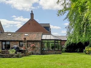 an external view of a house with a grass yard at Elm Barn View in Freethorpe