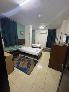 QināにあるGrand Hotel Qenaのベッドとバスルーム付きのホテルルームです。